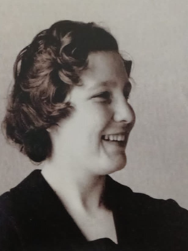 A vintage portrait of Maartje’s mother, smiling softly. This image accompanies a tender reflection on love, loss, and saying goodbye at the end of a life.